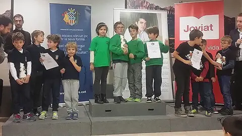 El Club d'Escacs Mollerussa en la seva categoria sub-8 acaba una 1 portada