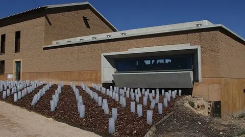 Imatge de l'edifici de Cal Sinén a l'Estany d'Ivars i Vila-sana