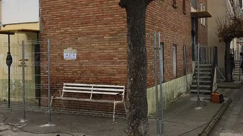 Els tècnics col·loquen les tanques al voltant dels blocs d'habitatges Sant Isidori de Mollerussa