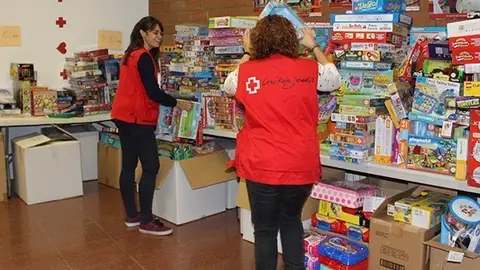 Creu Roja classifica les joguines per la campanya de Reis