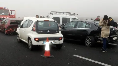Imatge general de diversos vehicles accidentats a l&#39;accident múltiple a l&#39;A2 al Pla d&#39;Urgell afectats i serveis d&#39;emergència treballant