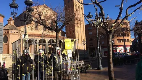 Col·loquen una presó simbòlica a la plaça de l&#39;Ajuntament de Mollerussa