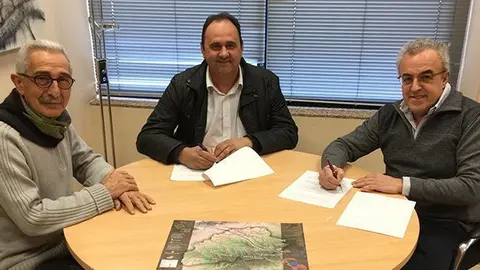 Signatura del conveni entre el Consell Comarcal i l'Ajuntament de les Borges per a la creació d'un fons audiovisual de les Garrigues