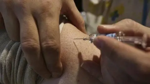 Un pacient rep la vacuna contra la grip