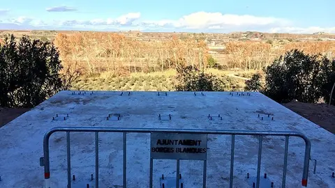 Els treballs de construcció del nou Mirador sobre la vall de la Femosa, al carrer Castell Alt de les Borges