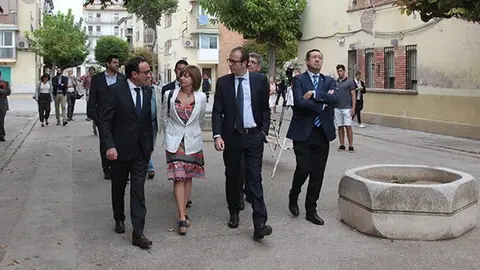Visita dels consellers i l'alcalde als habitatges dels blocs Sant Isidori