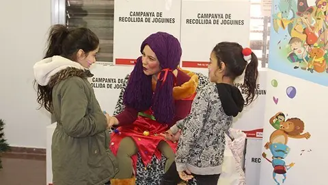 La Vermelleta de Creu Roja reparteix les joguines als infats de