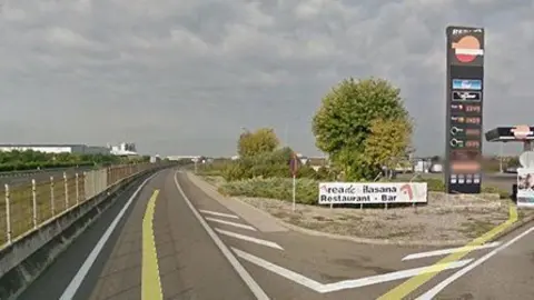 La benzinera en la qual es va produir l'atracament a Vila-sana