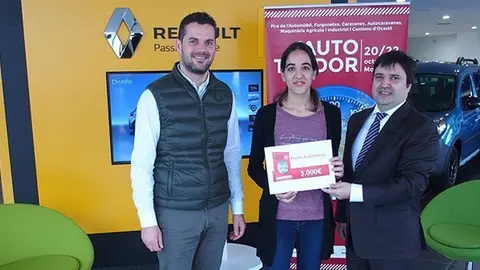 El director de Fira de Mollerussa OPoldo Segarra lliura els 3.000 euros a Laura Gaya