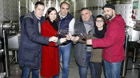 Imatge de grup dels responsables del nou vi solidari 'Gra de Sorra' de la DO Costers del Segre, brindant amb una copa, el 12 de gener de 2018. (Horitzontal)