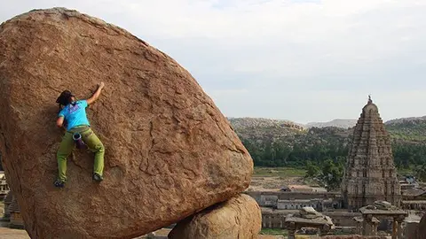 Georgine Miret es prepara per a l&#39;escalada lliure en una roca