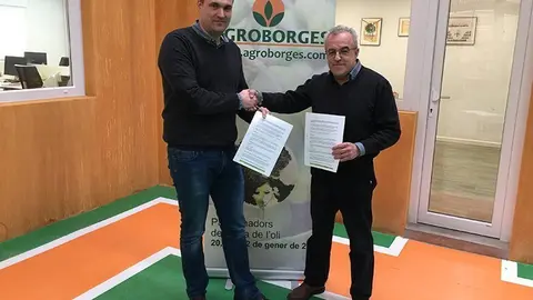 Xavier Minguet i Enric Mir després de signar el conveni de patrocini de la Fira de l'Oli i les Garrigues 2018 a la seu de l'empresa AgroBorges