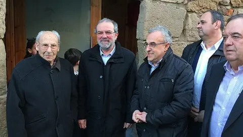 Josep Quintillà, amb Reñé, Mir, Villas i el regidor Francesc Mir, davant de Cal Gineret