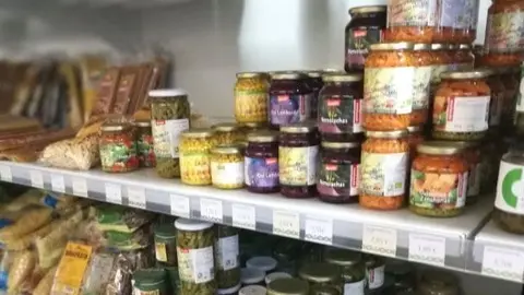 Selecció de productes en l'establiment Fem Cadena de Tàrrega