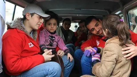 Voluntaris de Creu Roja atenen a infants nouvinguts Portada