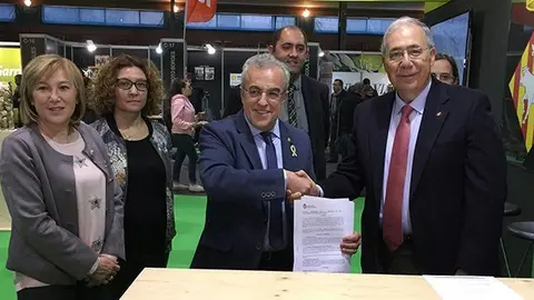 Sigantura de l'acord entre Portada-UdL i l'Ajuntament de les Borges Blanques, en el marc de la Fira de l'Oli i les Garrigues 2018