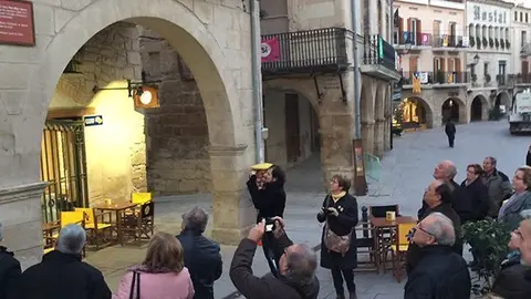 Nombroses persones han assistit a la descoberta de la placa commemorativa a la casa de Pere Mies a les Borges