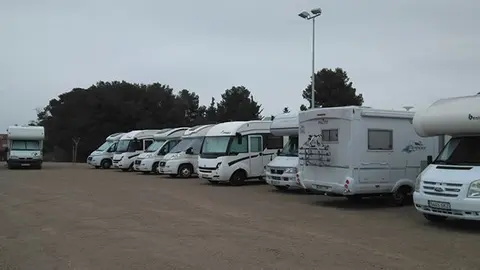 Les autocaravanes estacionades al seu nou aparcament de les Borges Blanques