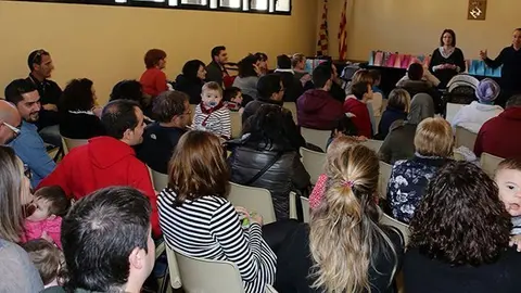 L'alcalde Àlex Mases i la regidora Annabel Caba en la recepció a les famílies