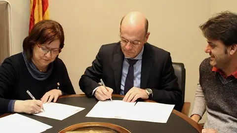 Signatura del conveni amb l'alcaldessa de Tàrrega i el responsable del Grup Bon Preu.  PORT