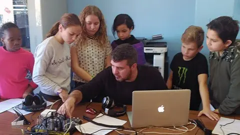 Alguns alumnes de l'escola Ignasi Peraire durant el taller de ràdio