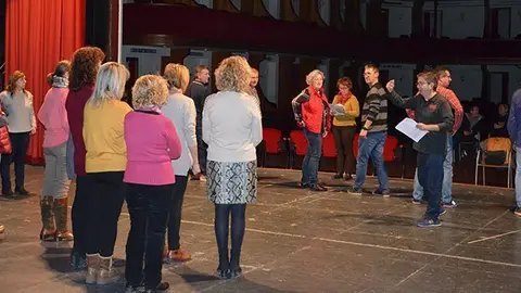 Una de les sessions d'assaig al Teatre L'Amistat