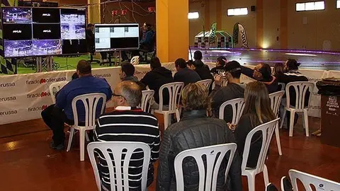 El públic segueix la competició de la Drone Party en les pantalles