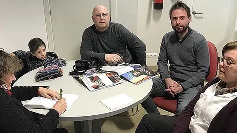 El conseller comarcal Vicenç Roig amb els periodistes francesos