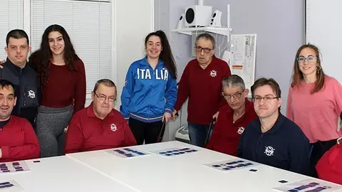 Usuaris d'ACUDAM i estudiants de l'IND Mollerussa que participen en l'activitat