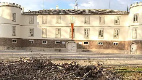 L'edifici del Castell del Remei amb els arbres per plantar