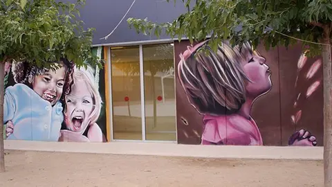 Mural del pati de primària de l'escola Parc del Saladar d'Alcarràs