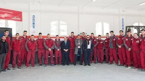 Alumnes de l'INS Mollerussa amb l'Staff de Tallers A. Miquel