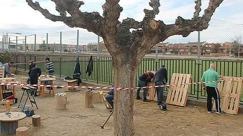 Els pares treballant en els nous espais del pati de l'escola Ignasi Peraire
