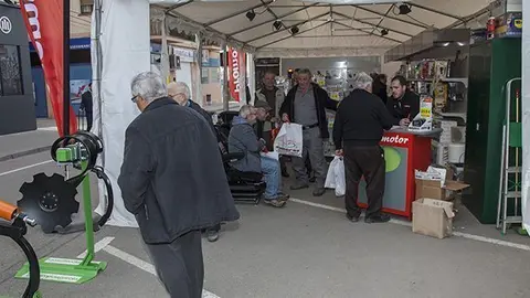 Els expositors atenen als clients en els estands