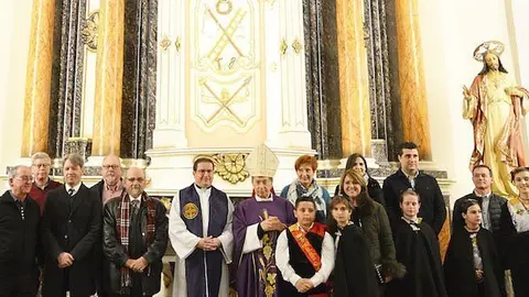 Imatge de l&#39;acte d&#39;inauguració i benedicció del retaule del Sagrat Cor de l&#39;església de Sant Antolí d&#39;Aitona restaurat
