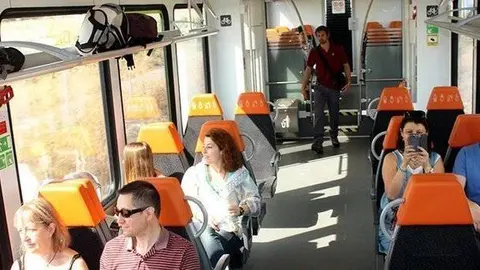 Imatge general d'un dels vagons del nou comboi de la línia Lleida-La Pobla que aquest dissabte s'ha utilitzat per al recorregut turístic del Tren dels Llacs. Imatge del 30 de juliol del 2016 (horitzontal)