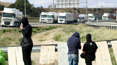 Alguns dels concentrats al tall de l'A-2 a Soses, amb camions aturats de fons. Imatge del 27 de març de 2018.