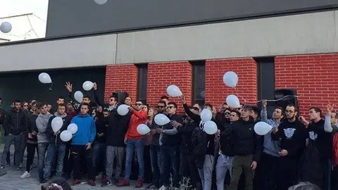 Els amics del Marc enlairen els globús per homenatjar-lo