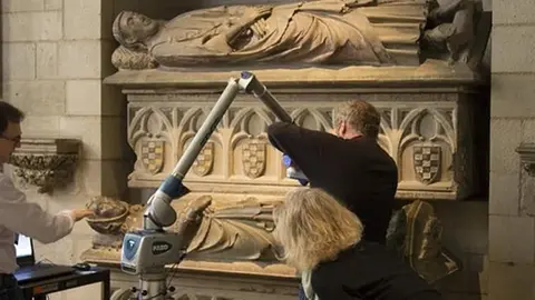 Els experts de The Cloisters treballant en la digitalització dels sepulcres