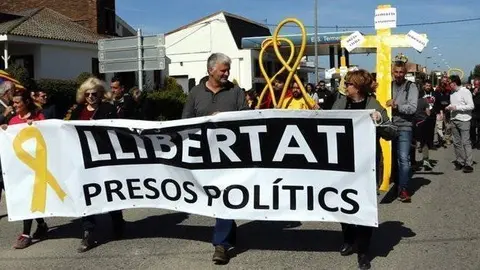 Una processó per denunciar els presos polítics i recordar els sis mesos del referèndum de l'1 d'octubre 