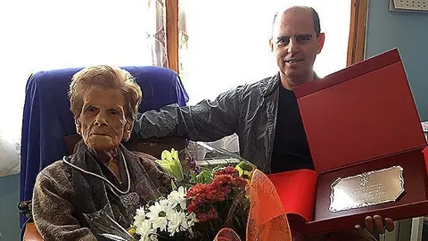 Teresa Baiget acompanyada de familiars en el dia de l'homenatge