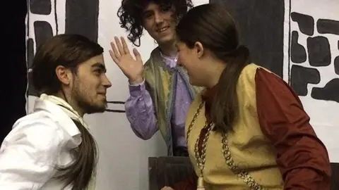 El grup jove de teatre Caos durant la representació de Groc Molière