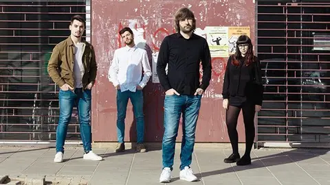 Els autors del llibre '1-O. Basat en fets reals', davant el CAP de Cappont de Lleida. (Horitzontal)