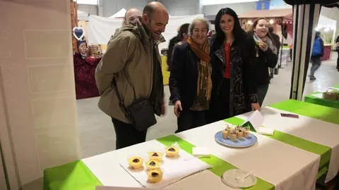 L'alcaldesa Montserrat Coma visita als expositors de la Fira de l'Estany