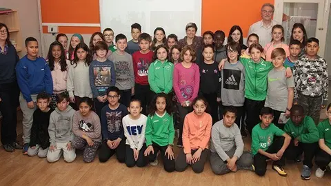 Alícia Casals amb els alumnes i professors de l'escola Ignasi Peraire