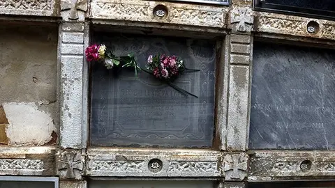 Imatge de la làpida de Toríbio Llarena al cementiri de Torregrossa