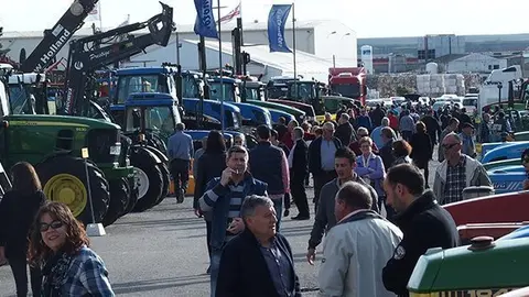 Visitants del sector de la maquinària agrícola de la Fira Autotrac de Mollerussa