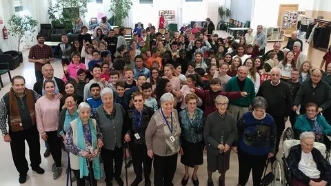 Escolars i avis de la residència que van participar en la jornada de jocs populars