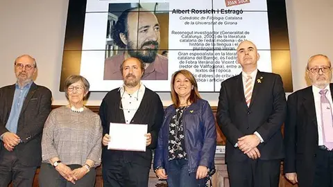 Els impulsors de la convocatória i el guanyador Albert Rossich Portada