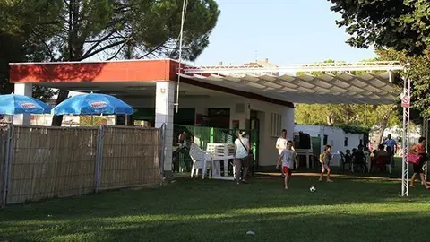 Imatge del quiosc del recinte de les piscines i el Parc Municipal de Mollerussa